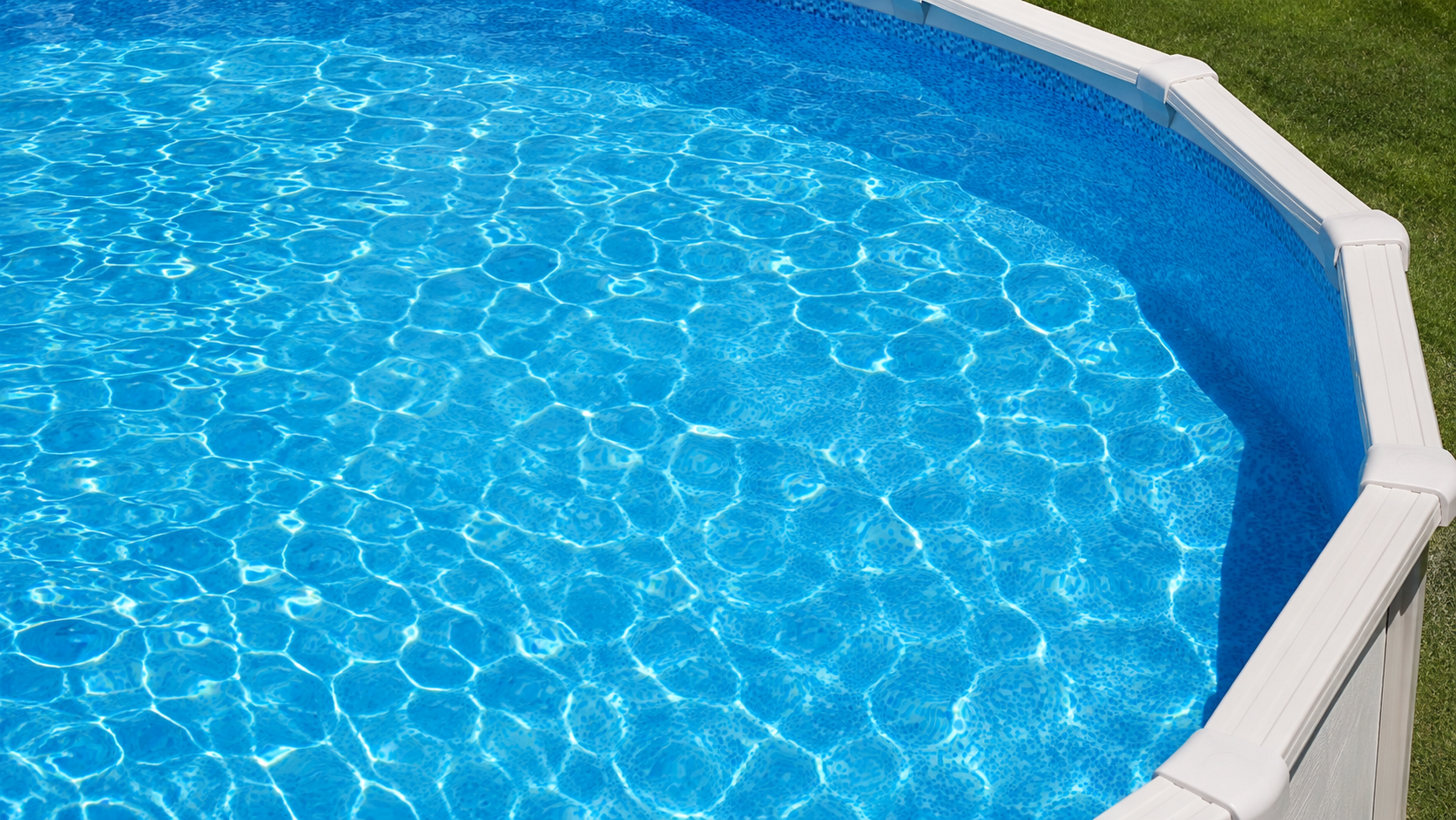 Ohne Algen wirkt das Wasser im Pool ganz klar